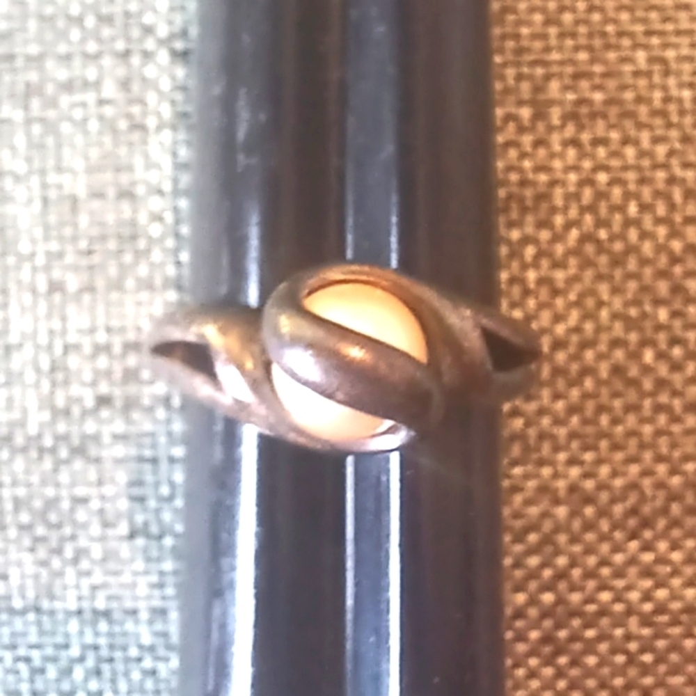 Faux Pearl Ring w/ Worn Silvertone Patina - Pre-loved (Sz 7)
